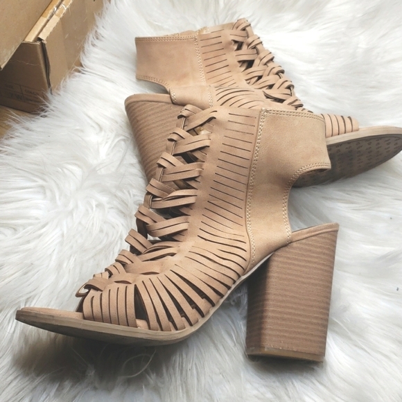 DV Dolce Vita Alyson Ankle Booties Heels Peep Toe Tan 10 - Picture 10 of 14